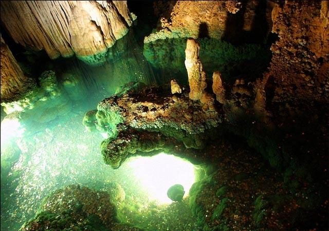 Красивая пещера.