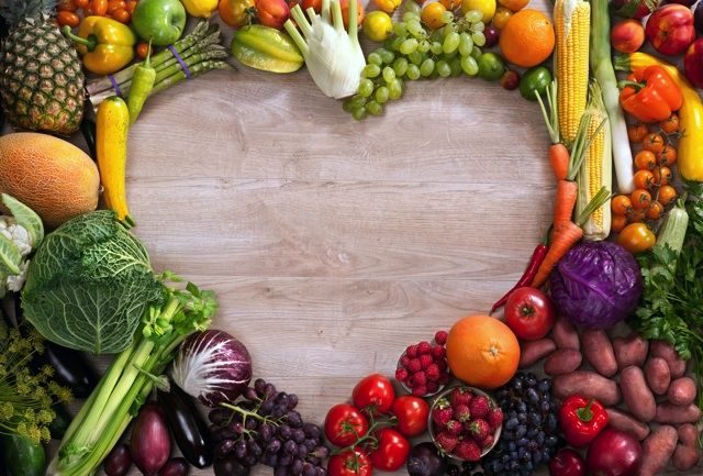 Сердце на столе из овощей.