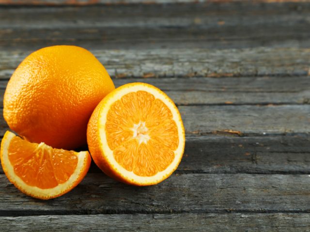 Апельсин в разрезе.