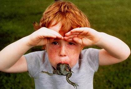Мальчик с лягушкой во рту.