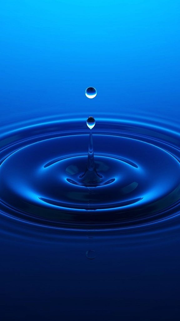 Капли воды на синем фоне.