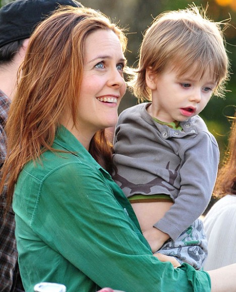 Алисия Сильверстоун с ребенком.
