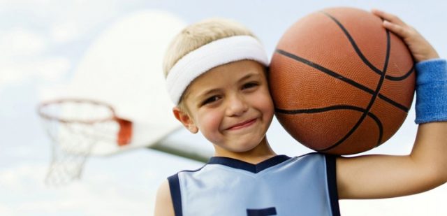 Мальчик с баскетбольным мячом.