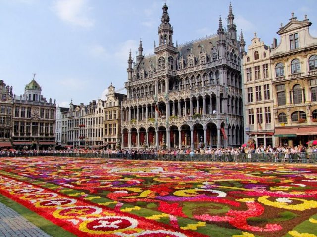 Цветочная площадь в Антверпене.