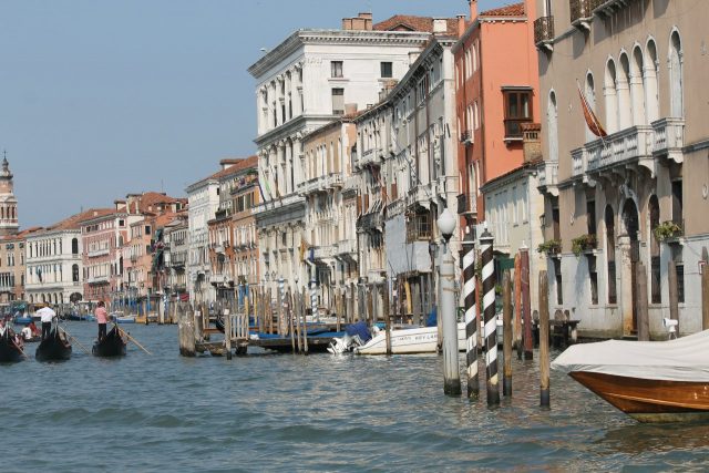 Фото венецианской улицы на заставку.