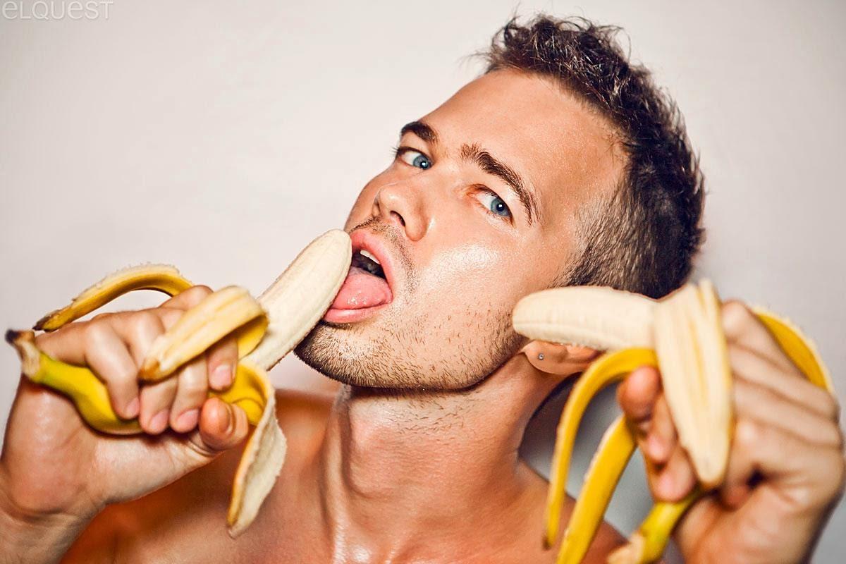 Красивый парень с бананом