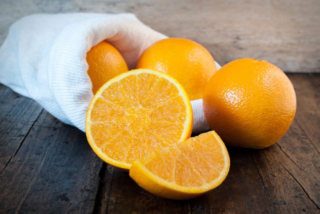 Апельсины на столе.