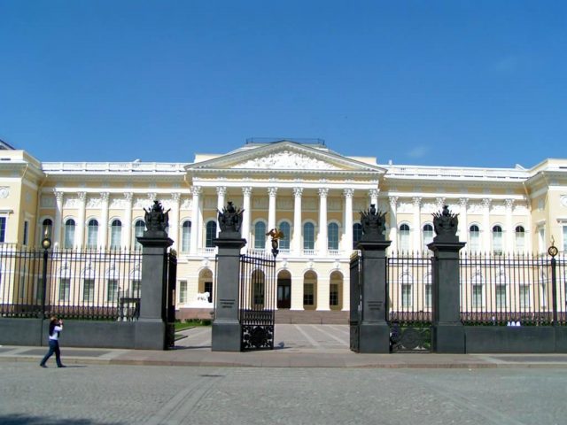 Центральный вход Русского музея.