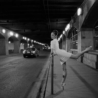 Фото балерины на улице.