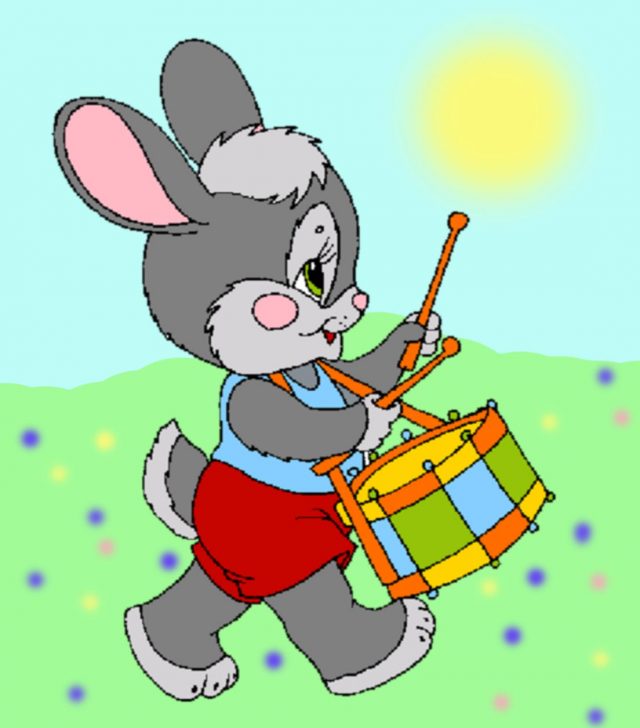 Зайчик играет на барабане.