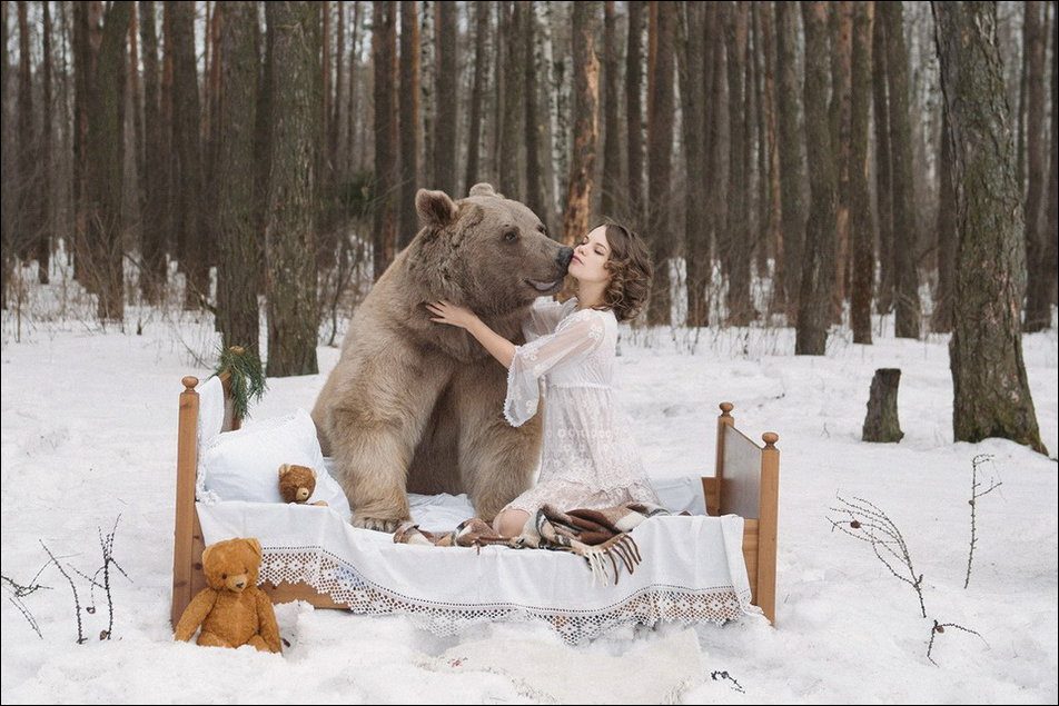 Девушка и медведь.