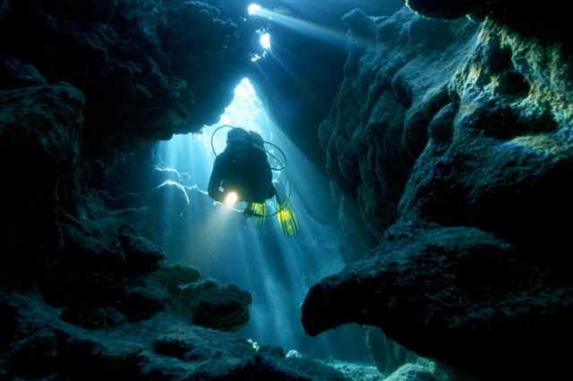 Пещера, голубая вода.