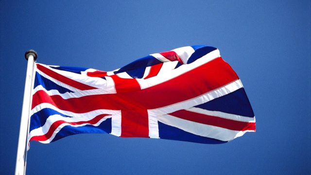 Британский флаг на голубом фоне.