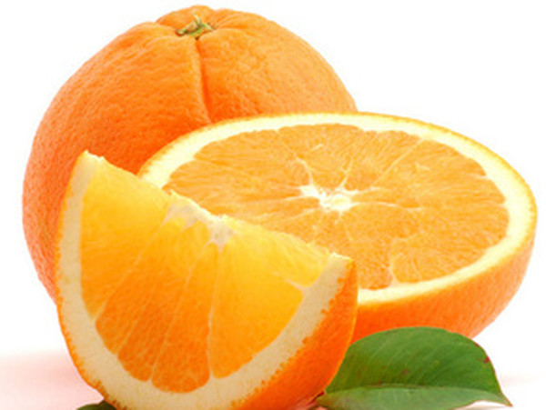 Апельсины на белом фоне.