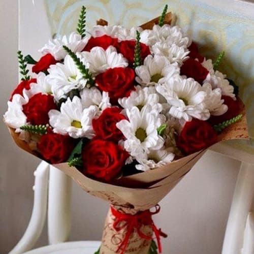 Белые хризантемы, красные розы.