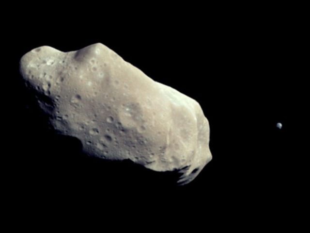 Астероид на черном фоне.