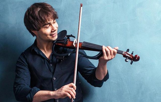 Александр Рыбак играет на скрипке.