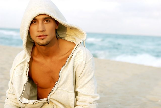 Дима Билан на пляже.