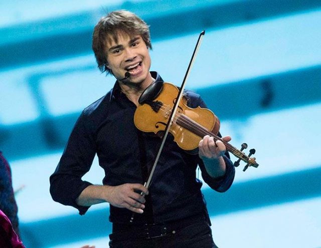 Александр Рыбак со скрипкой на сцене.