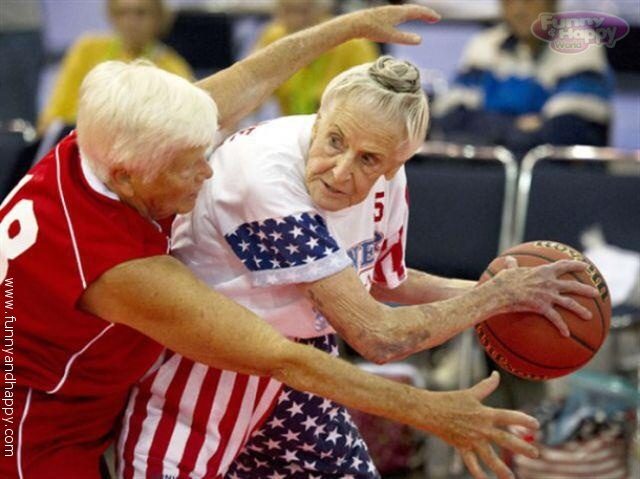 Старушки играют в баскетболл