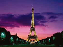 Красивый закат в Париже.
