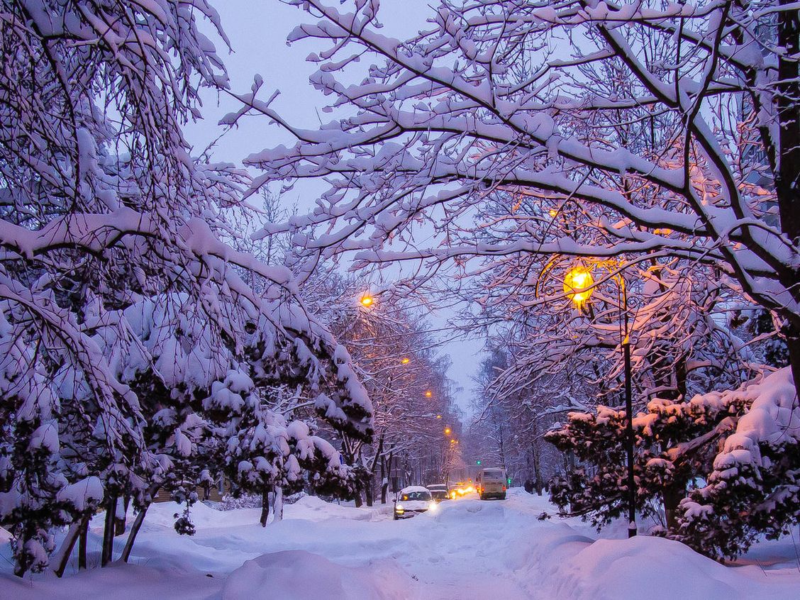 Яркая открытка красивый вечерний город зимой