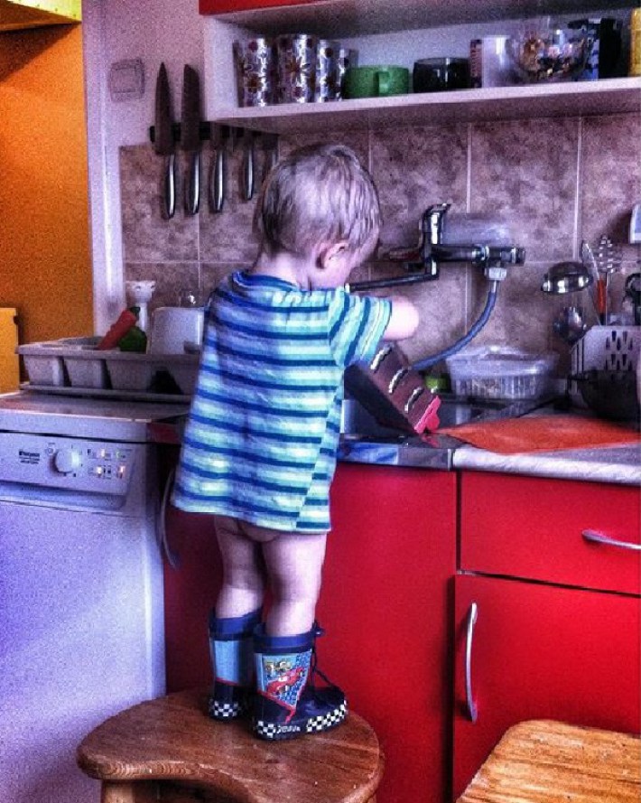 Прикольный мальчишка в кухне