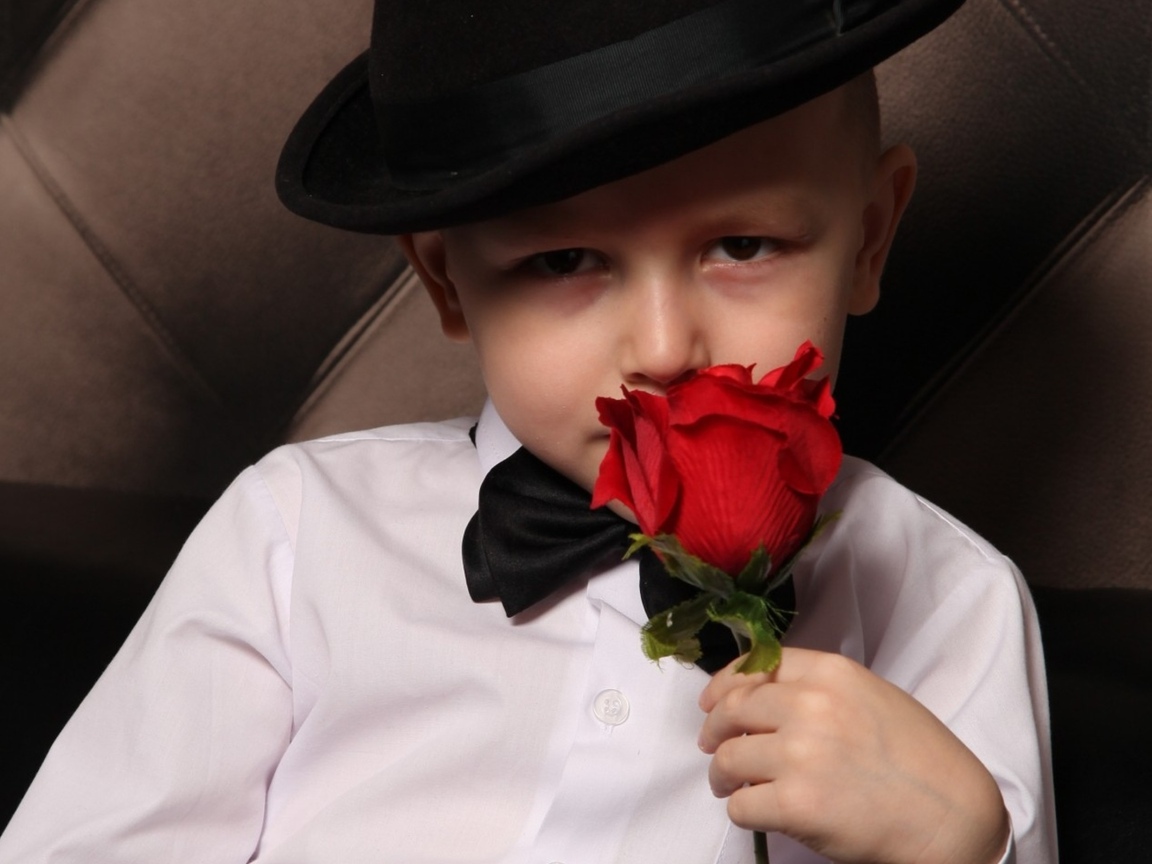 Красивый мальчишка с розой