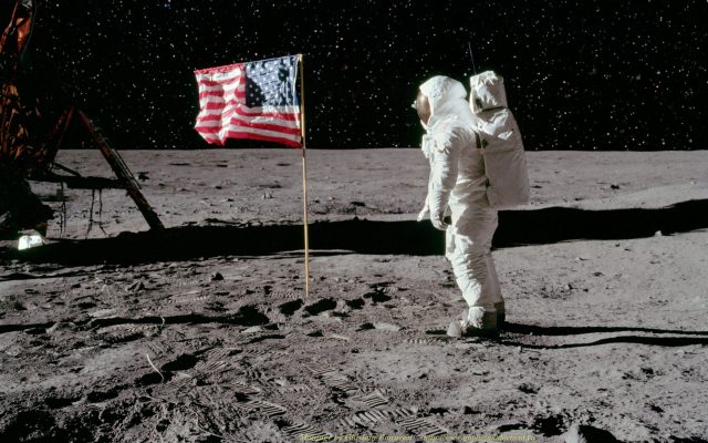 Нил Армстронг на Луне.