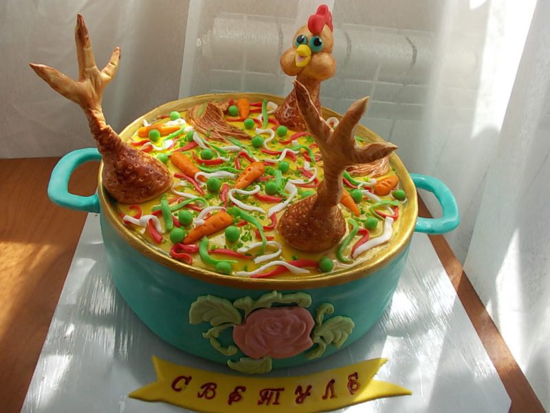Торт на тему курица варится в кастрюле.