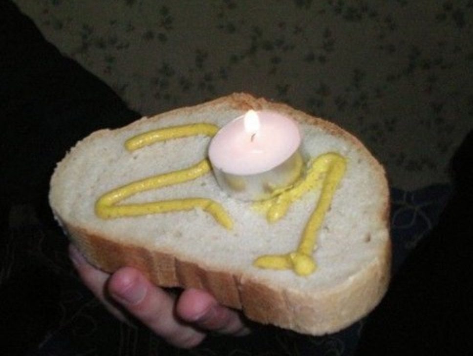 Хлеб, горчица и свеча вот и торт.