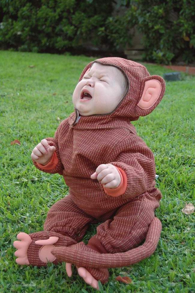 Прикольный мальчишка в костюме обезьянки