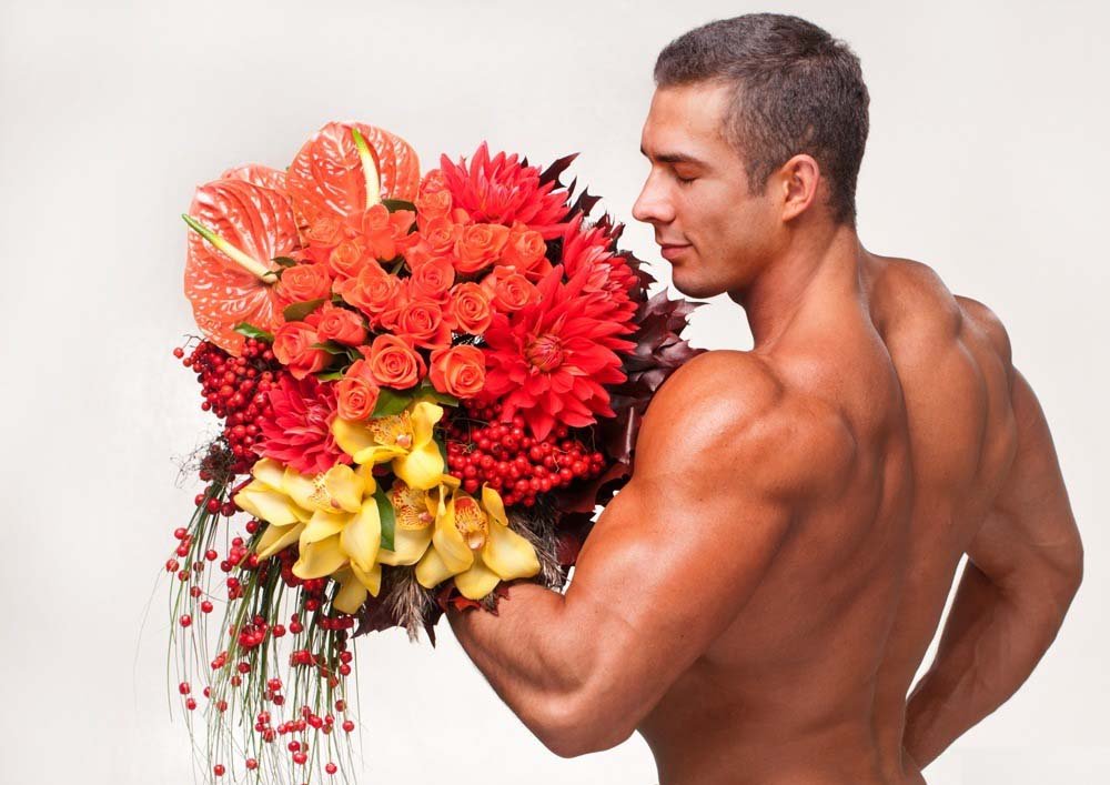 Брутальный парень с букетом цветов