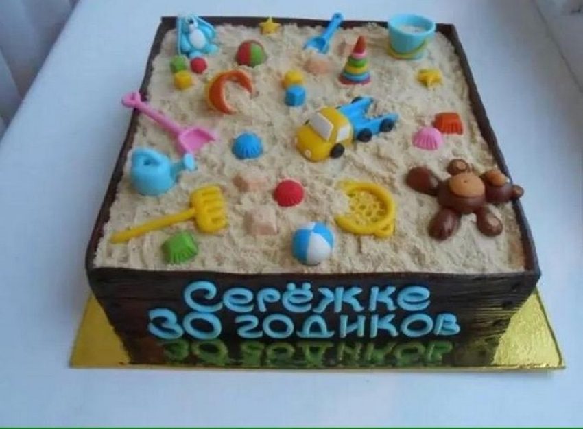 Торт в виде песочницы.