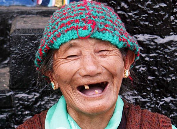 Бабушка с одним зубом