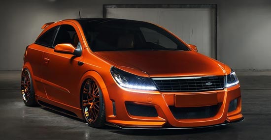 Оранжевый автомобиль.