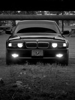 Черно-белая картинка автомобиля.