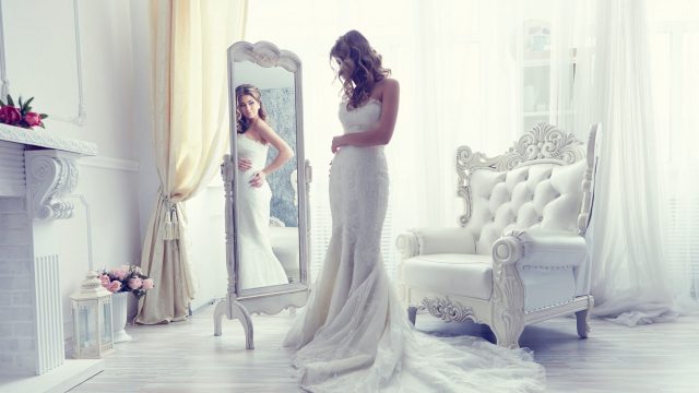 Невеста перед зеркалом.