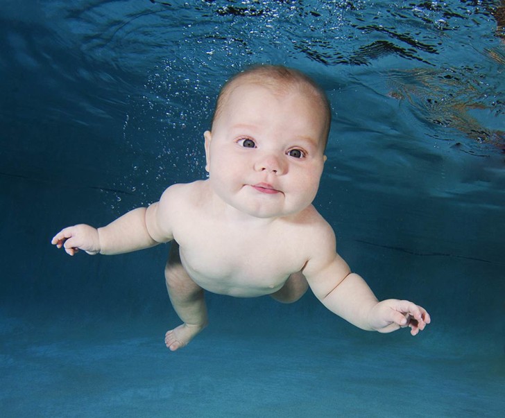 Новорожденный плавает