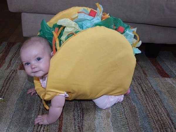 Малыш одет в костюм бутерброда.