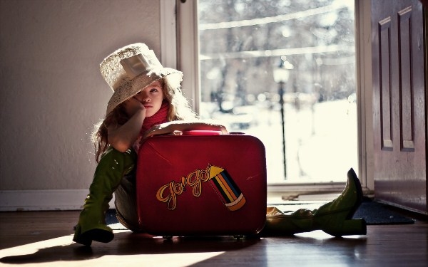 Девочка с чемоданом.