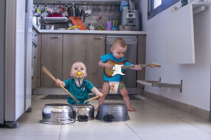 Дети играют в музыкантов
