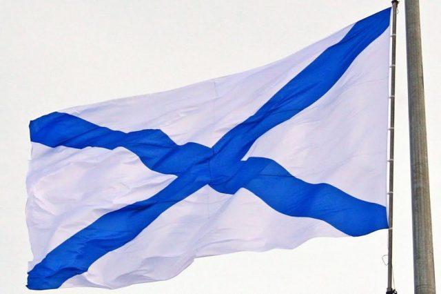 Андреевский флаг на белом фоне.