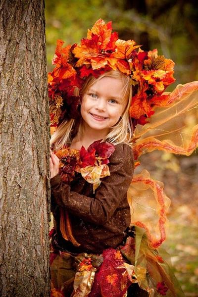 Девочка с венком из желтых листьев