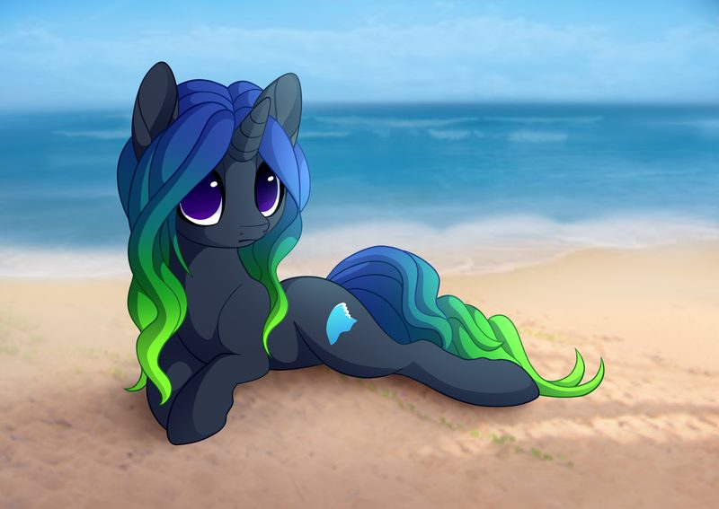Синяя маленькая пони на пляже