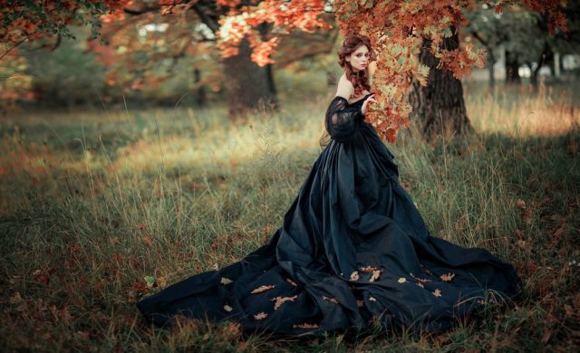 Женщина в платье под деревом