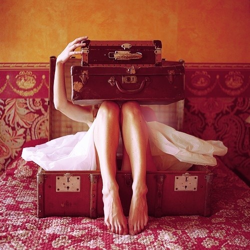 Девушка с чемоданом.