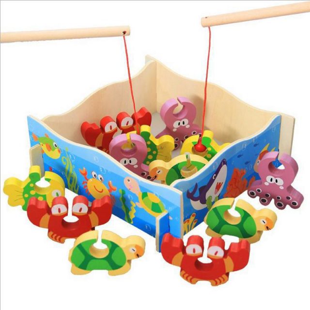 Коробка с игрушками для детской рыбалки.