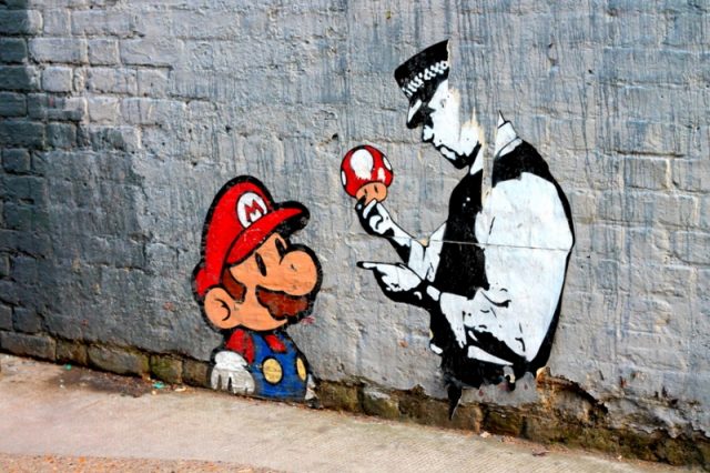 Марио на стене.