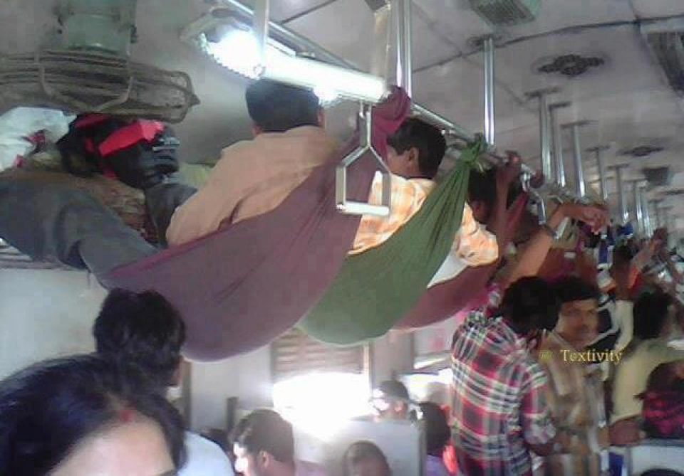 Индусы едут в поезде